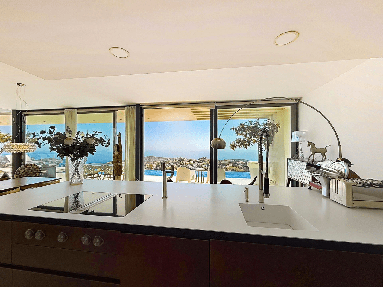 Villa moderne Cumbre del Sol avec vue panoramique sur la mer.