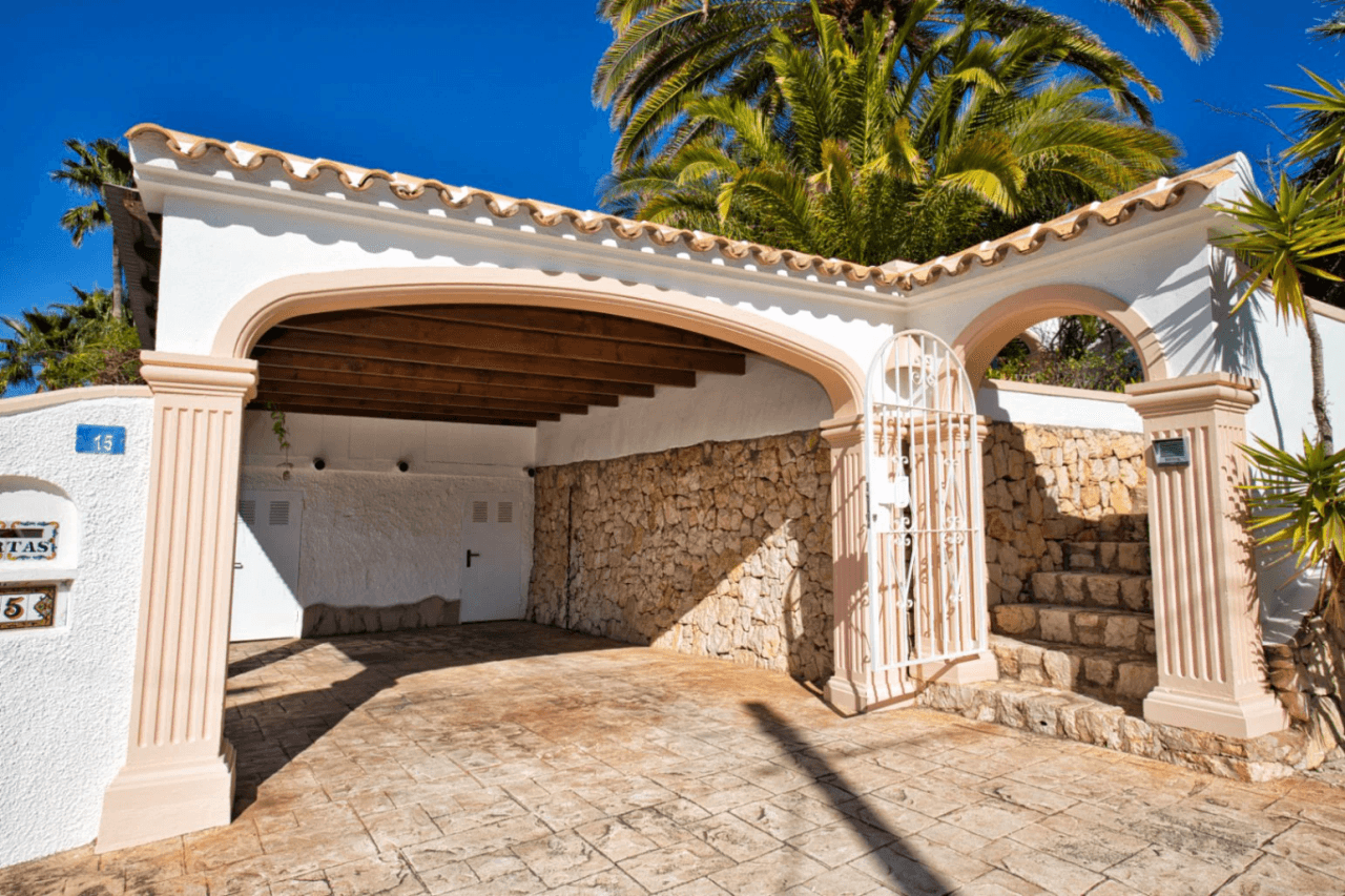 Villa traditionnelle avec vue sur la mer à vendre à Benissa