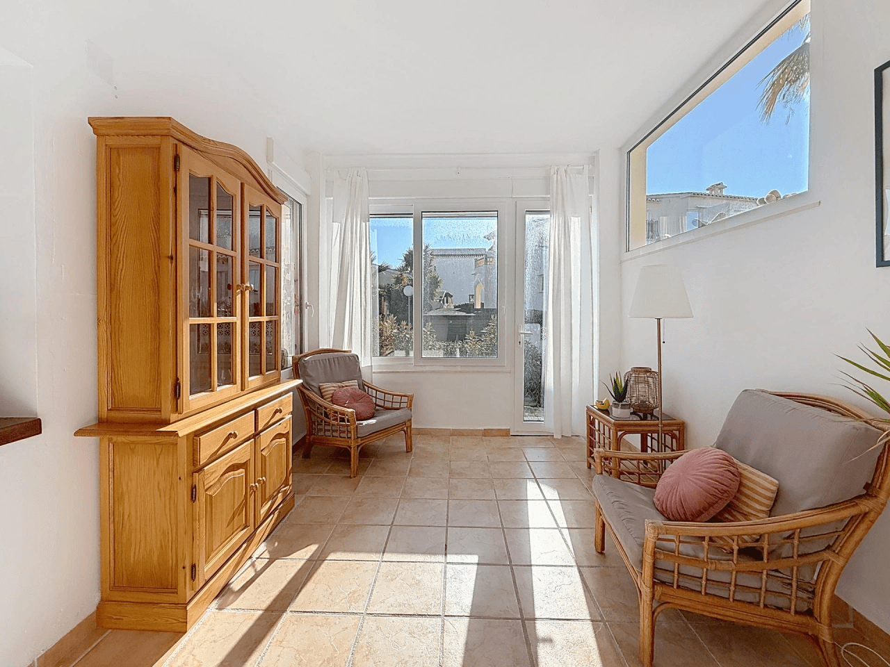 Villa Cumbre del Sol avec vue sur la mer et piscine communautaire.