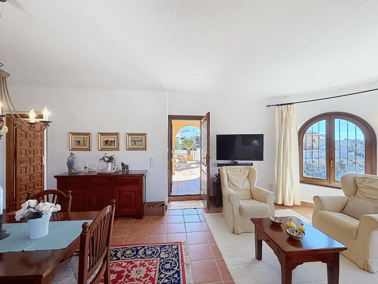 Villa Cumbre del Sol avec des vues spectaculaires sur la mer et les falaises.
