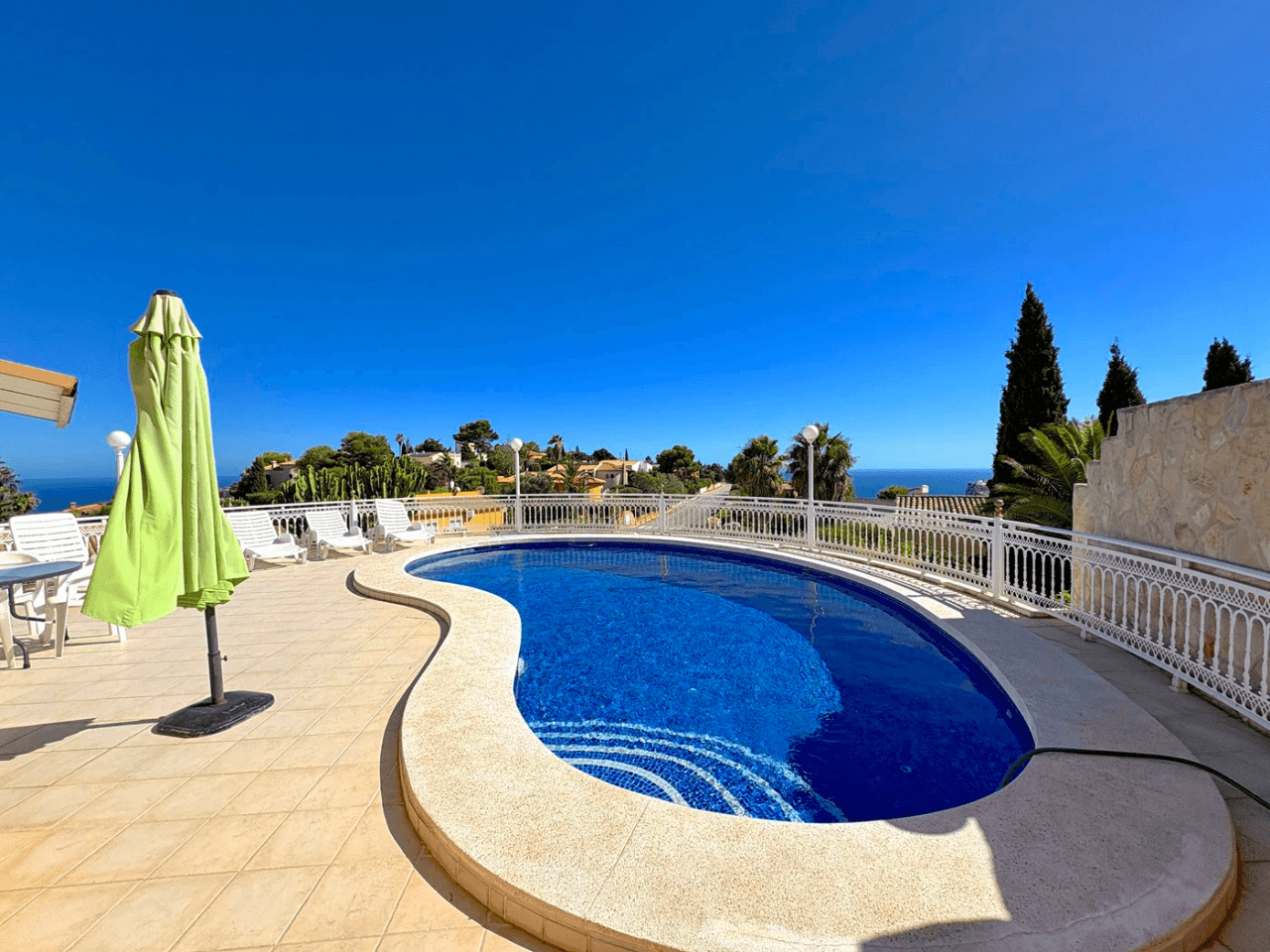 Villa Cumbre del Sol avec vue sur la mer et piscine privée.