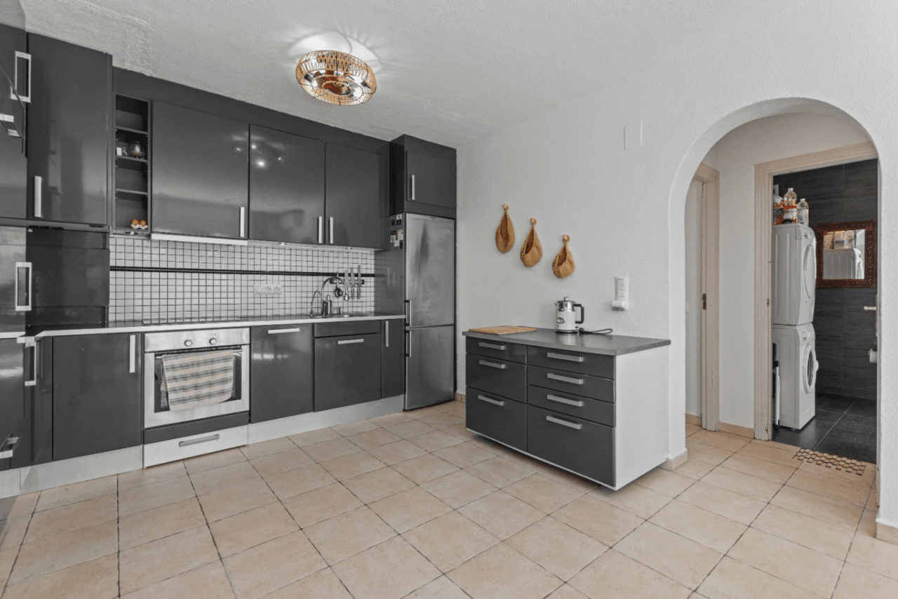 Apartamento de 3 dormitorios en venta con piscina y jardín.