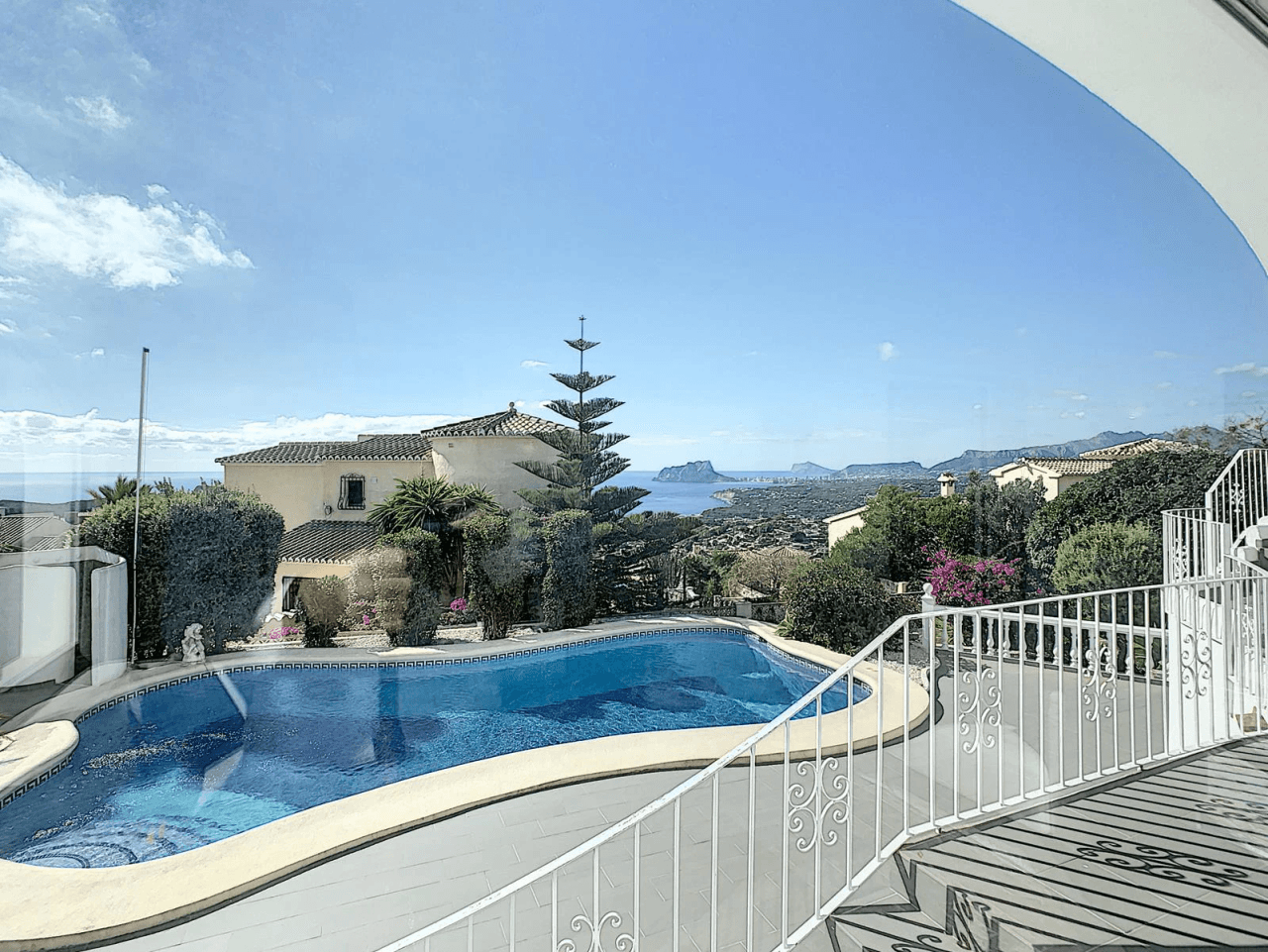 Villa rénovée à Cumbre del Sol avec vue sur la mer