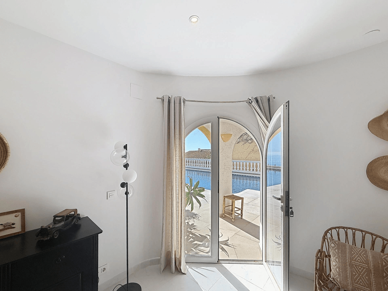 Villa rénovée de Cumbre del Sol avec des vues spectaculaires sur la mer.