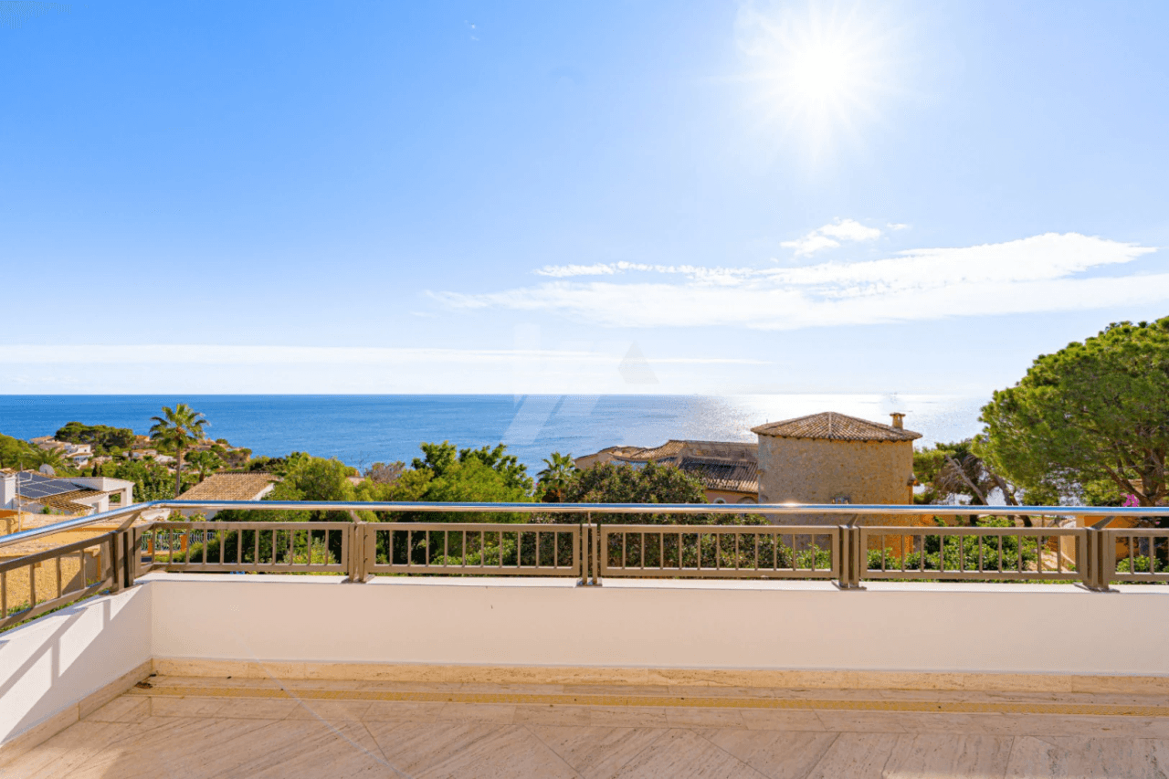 Villa de lujo en segunda línea a la venta en Moraira, con vistas al mar.