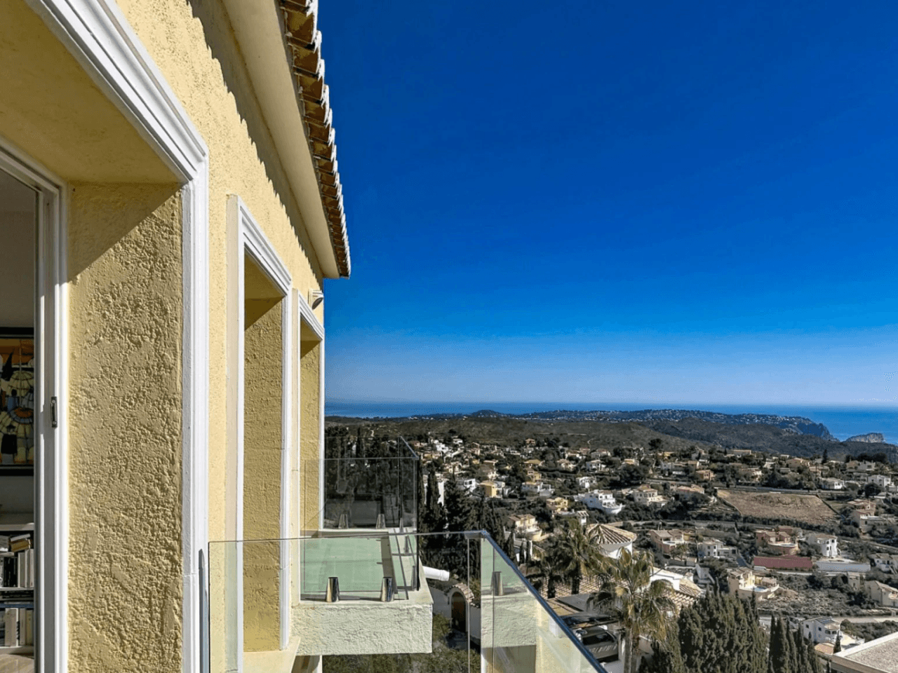 Villa rénovée de Cumbre del Sol avec des vues spectaculaires sur la mer.