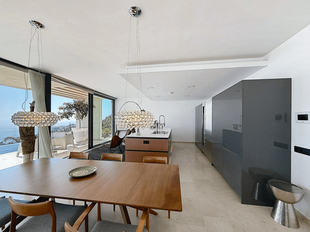 Villa moderne Cumbre del Sol avec vue panoramique sur la mer.