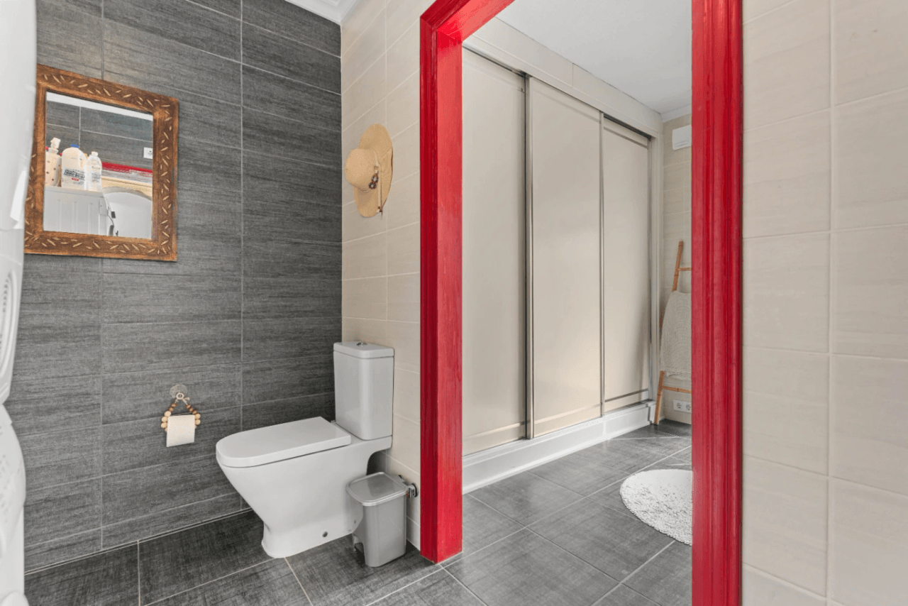 Apartamento de 3 dormitorios en venta con piscina y jardín.