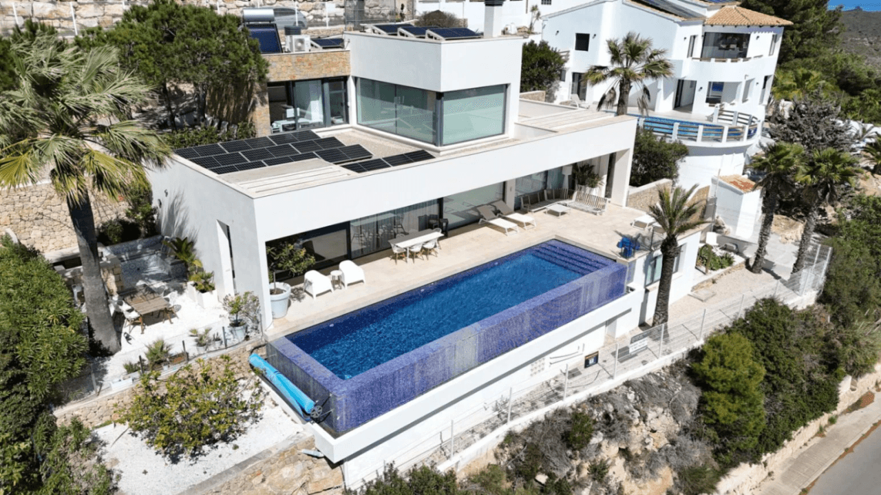 Villa moderne Cumbre del Sol avec vue panoramique sur la mer.
