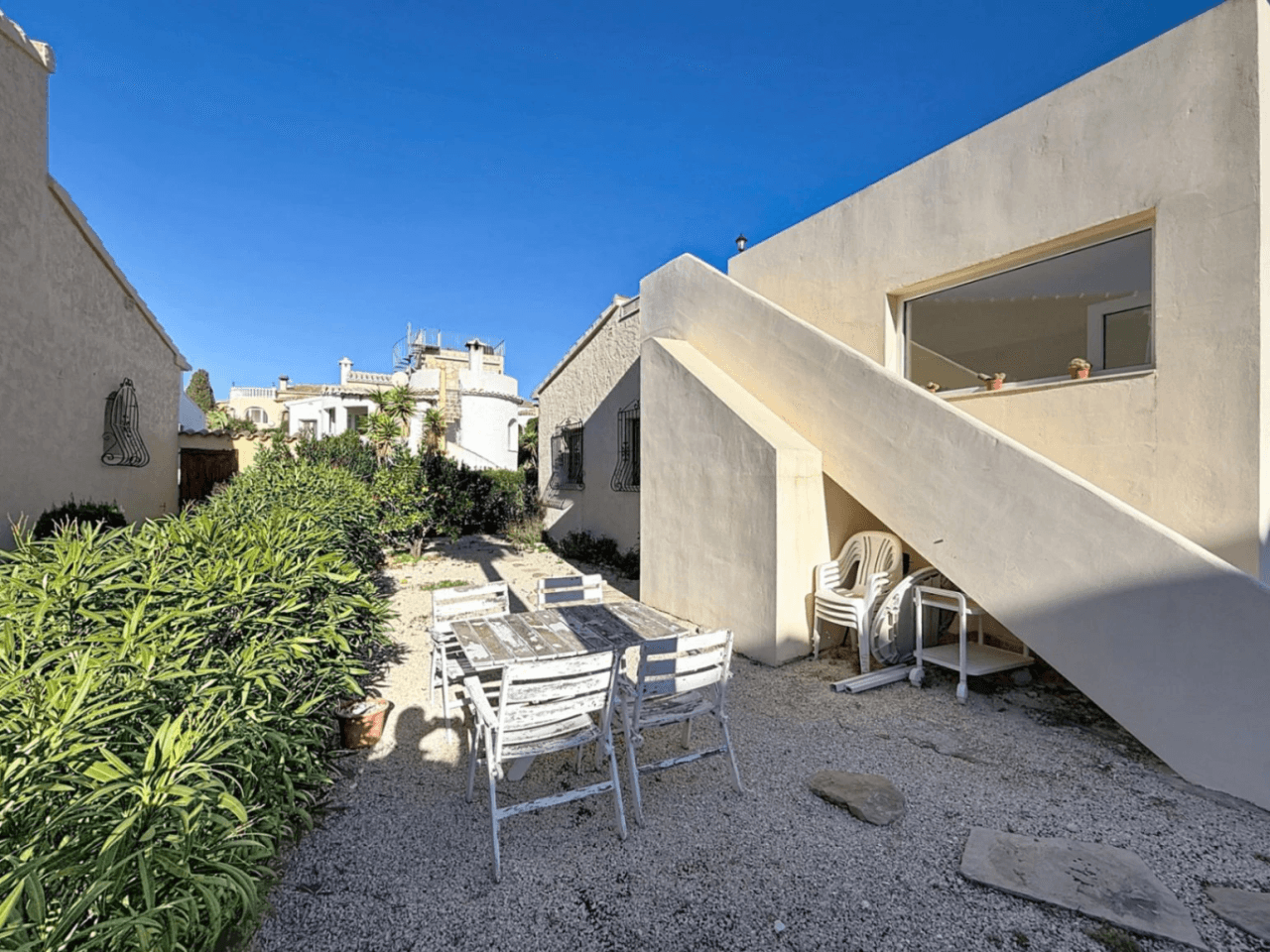 Villa Cumbre del Sol avec vue sur la mer et piscine communautaire.
