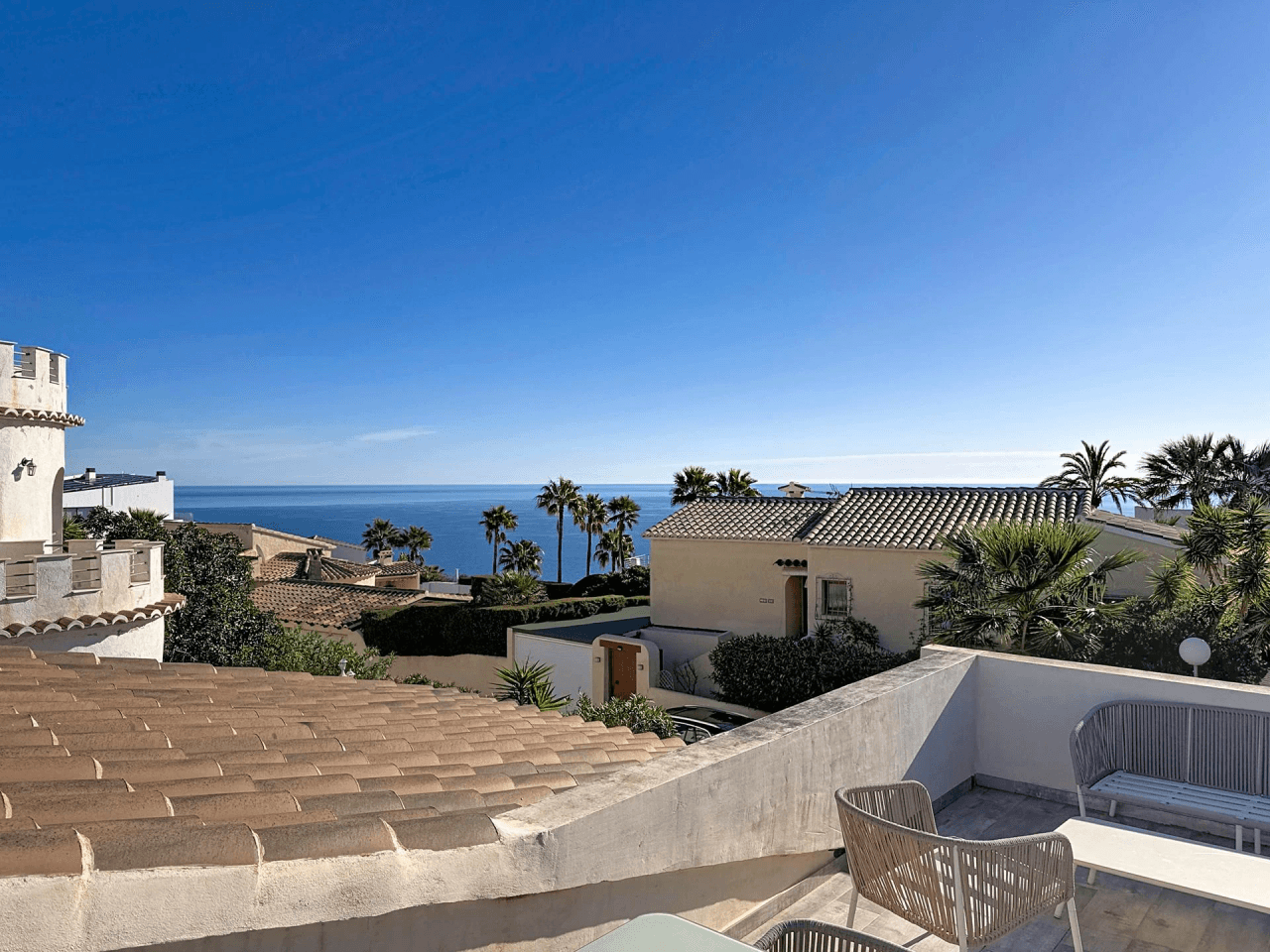 Villa Cumbre del Sol avec vue sur la mer et piscine communautaire.
