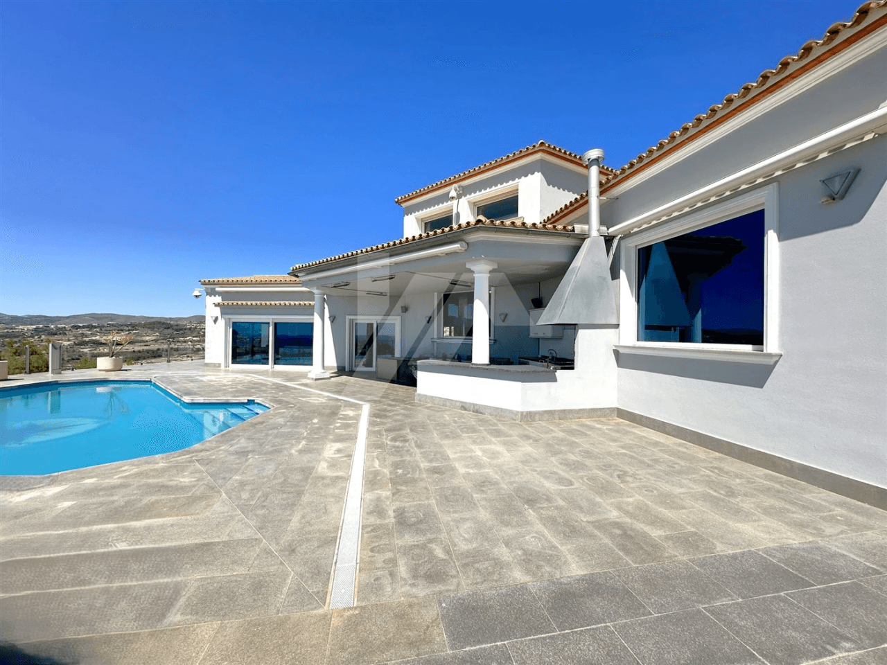 Villa con vistas panorámicas al mar en venta en Moraira, Costa Blanca.