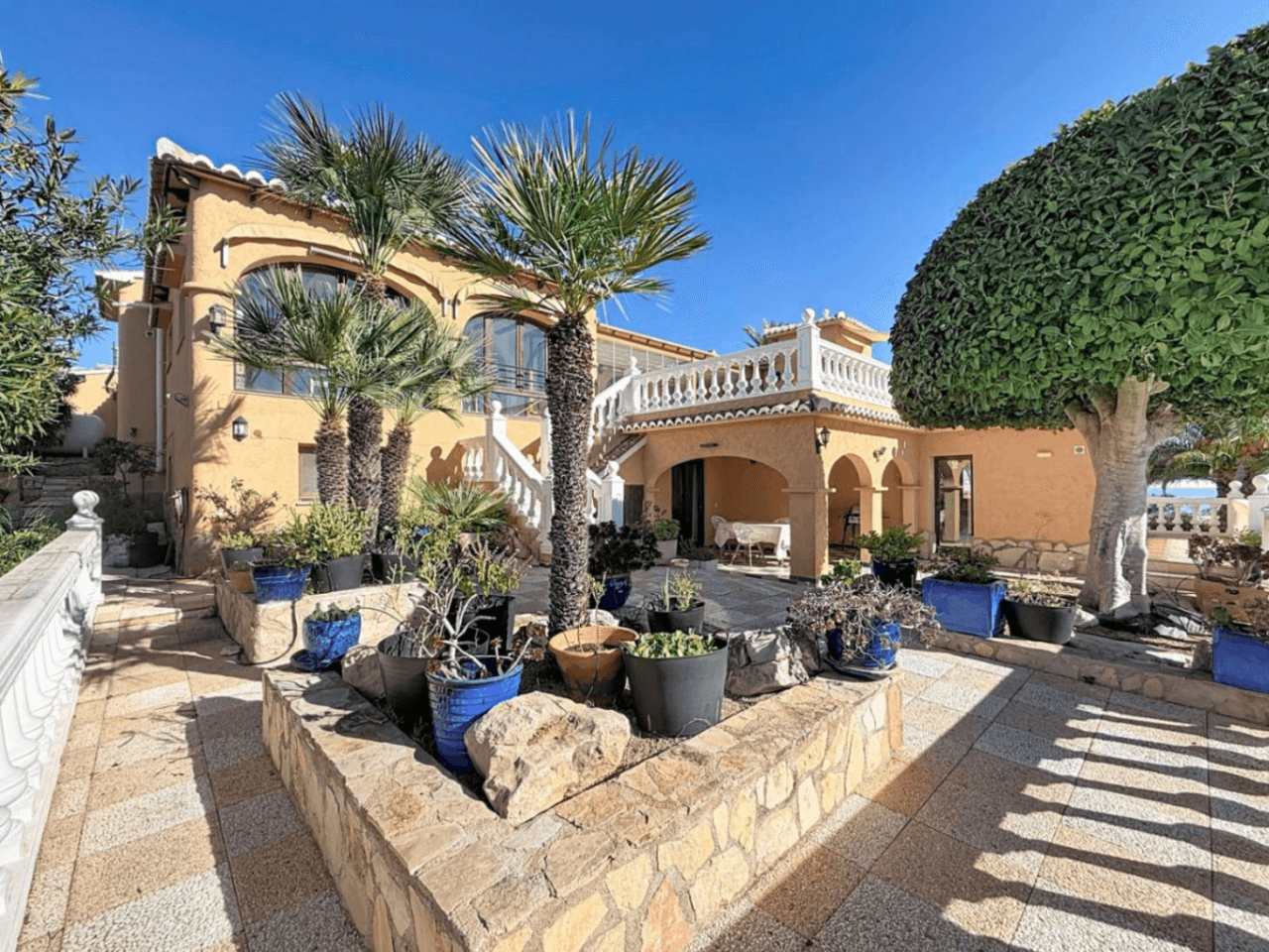 Villa Cumbre del Sol sur parcelle double avec vue panoramique à Kalmias