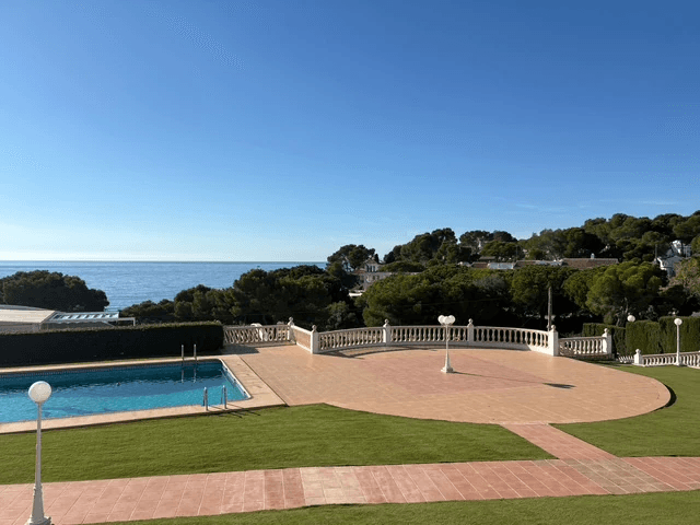 Apartamento en primera línea con vista al mar en venta en Platgetes, Moraira