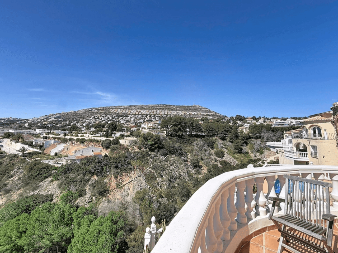 Villa Cumbre del Sol avec des vues spectaculaires sur la mer et les falaises.