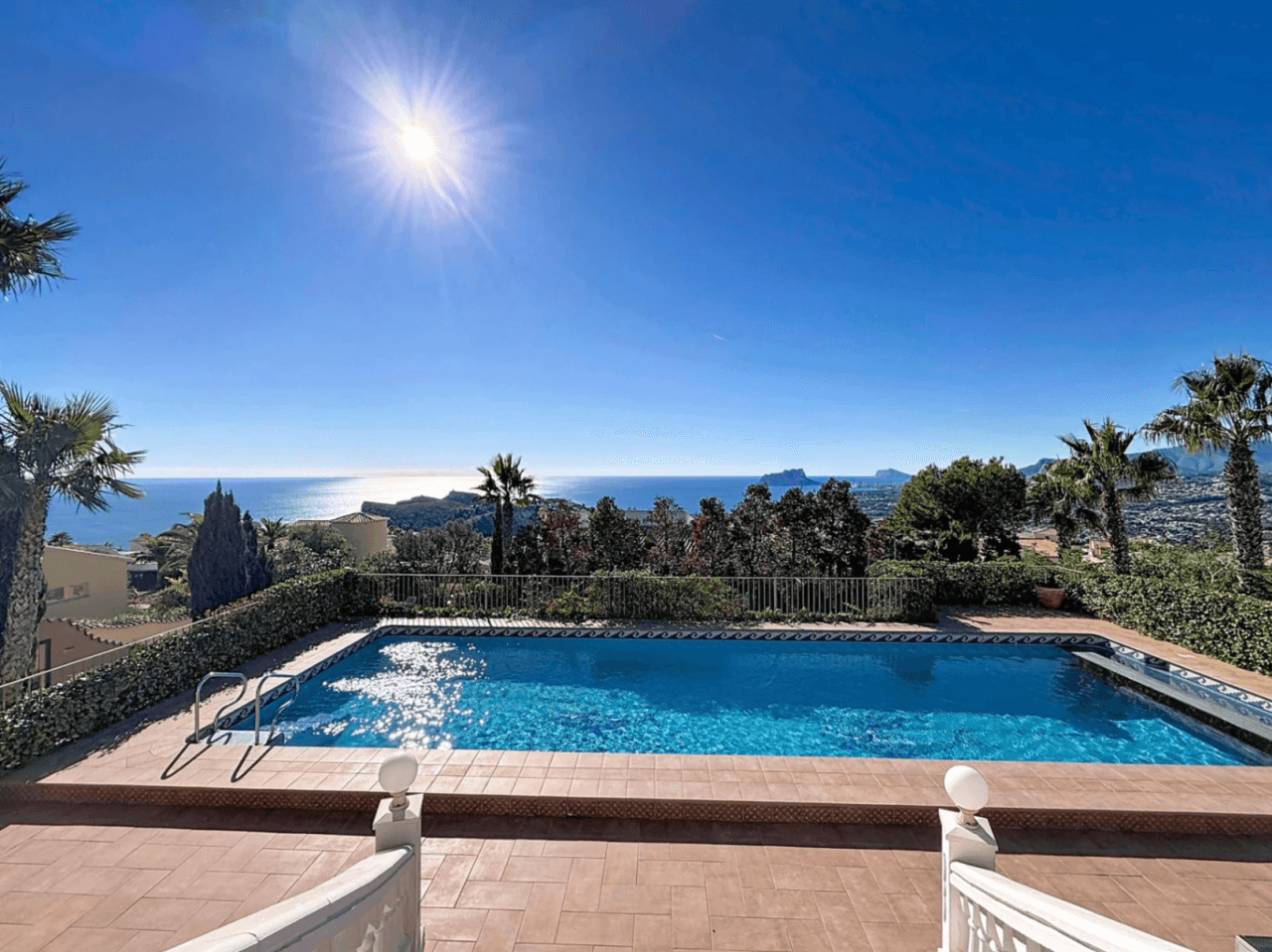 Villa Cumbre del Sol sur parcelle double avec vue panoramique à Kalmias