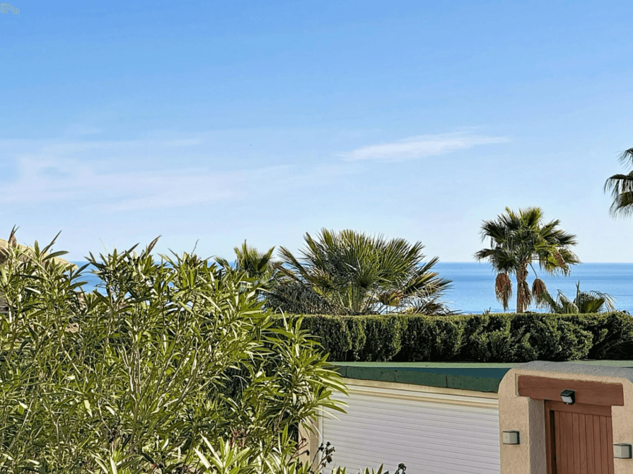 Villa Cumbre del Sol avec vue sur la mer et piscine communautaire.