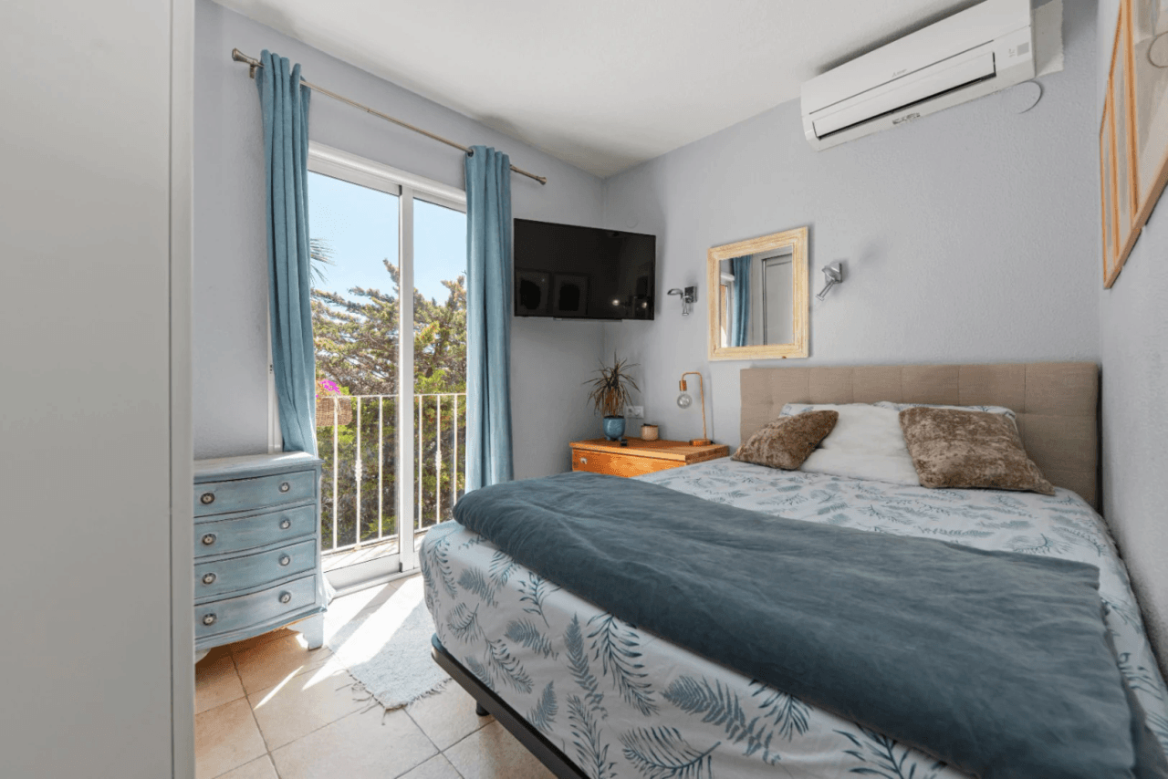Apartamento de 3 dormitorios en venta con piscina y jardín.