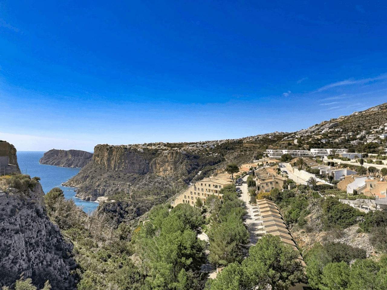 Villa Cumbre del Sol avec des vues spectaculaires sur la mer et les falaises.
