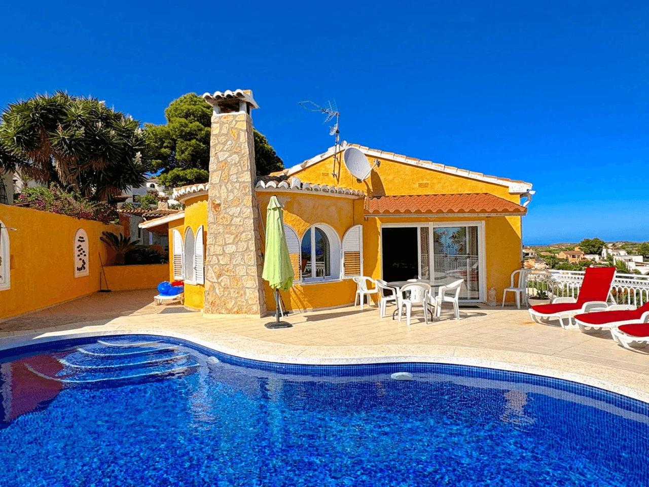 Villa Cumbre del Sol avec vue sur la mer et piscine privée.