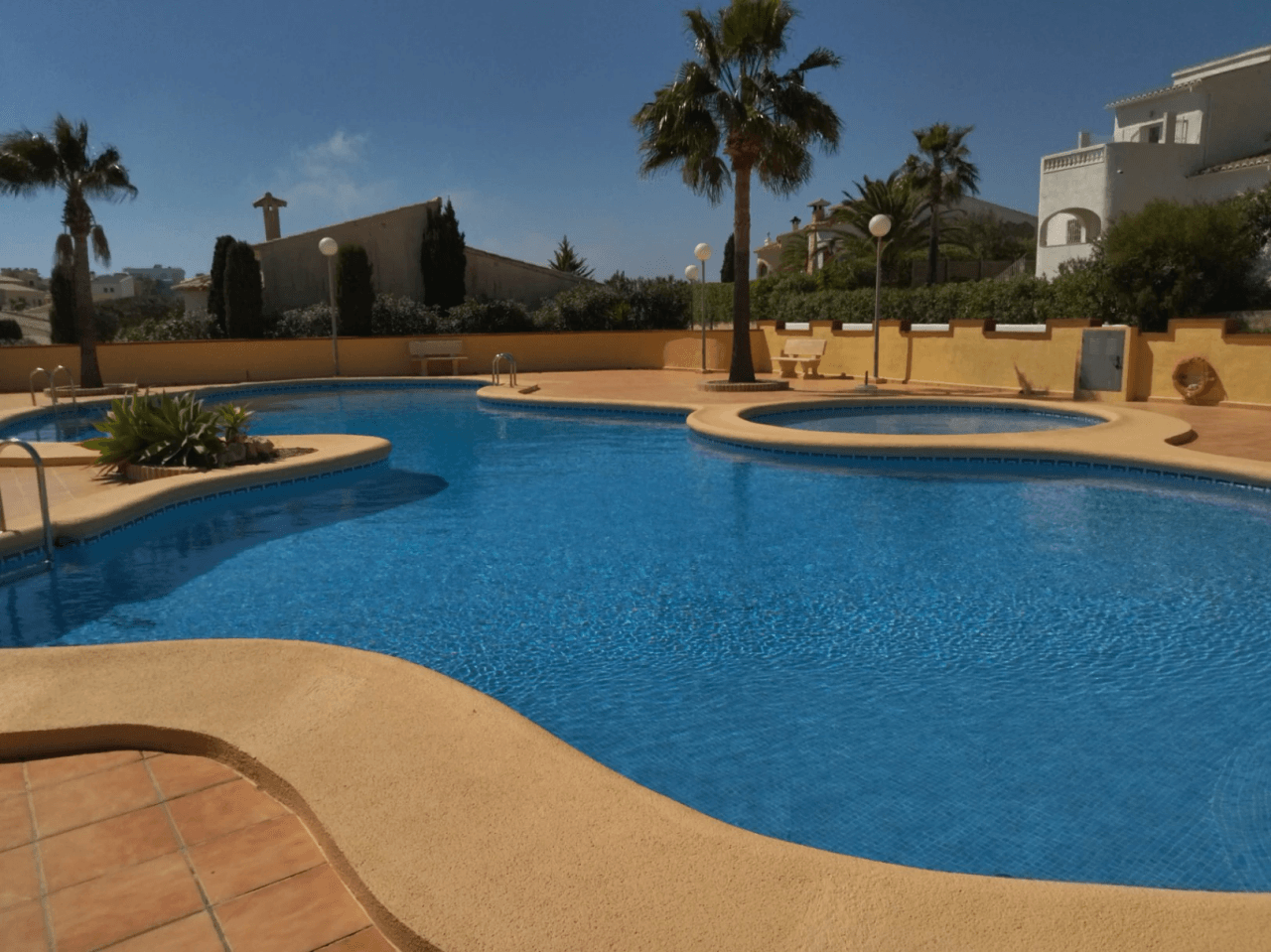 Villa Cumbre del Sol avec vue sur la mer et piscine communautaire.