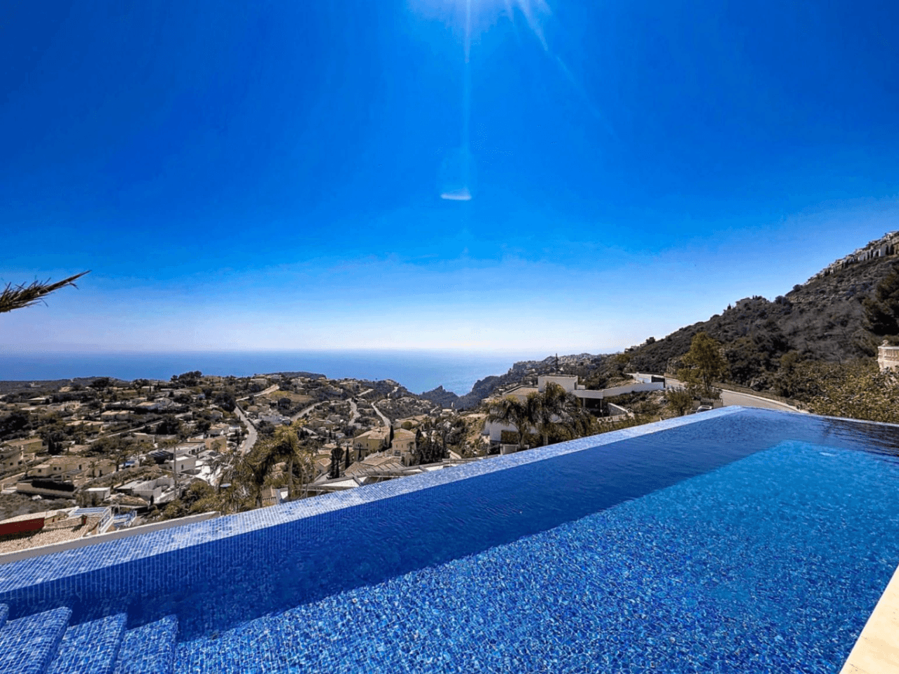 Villa moderne Cumbre del Sol avec vue panoramique sur la mer.