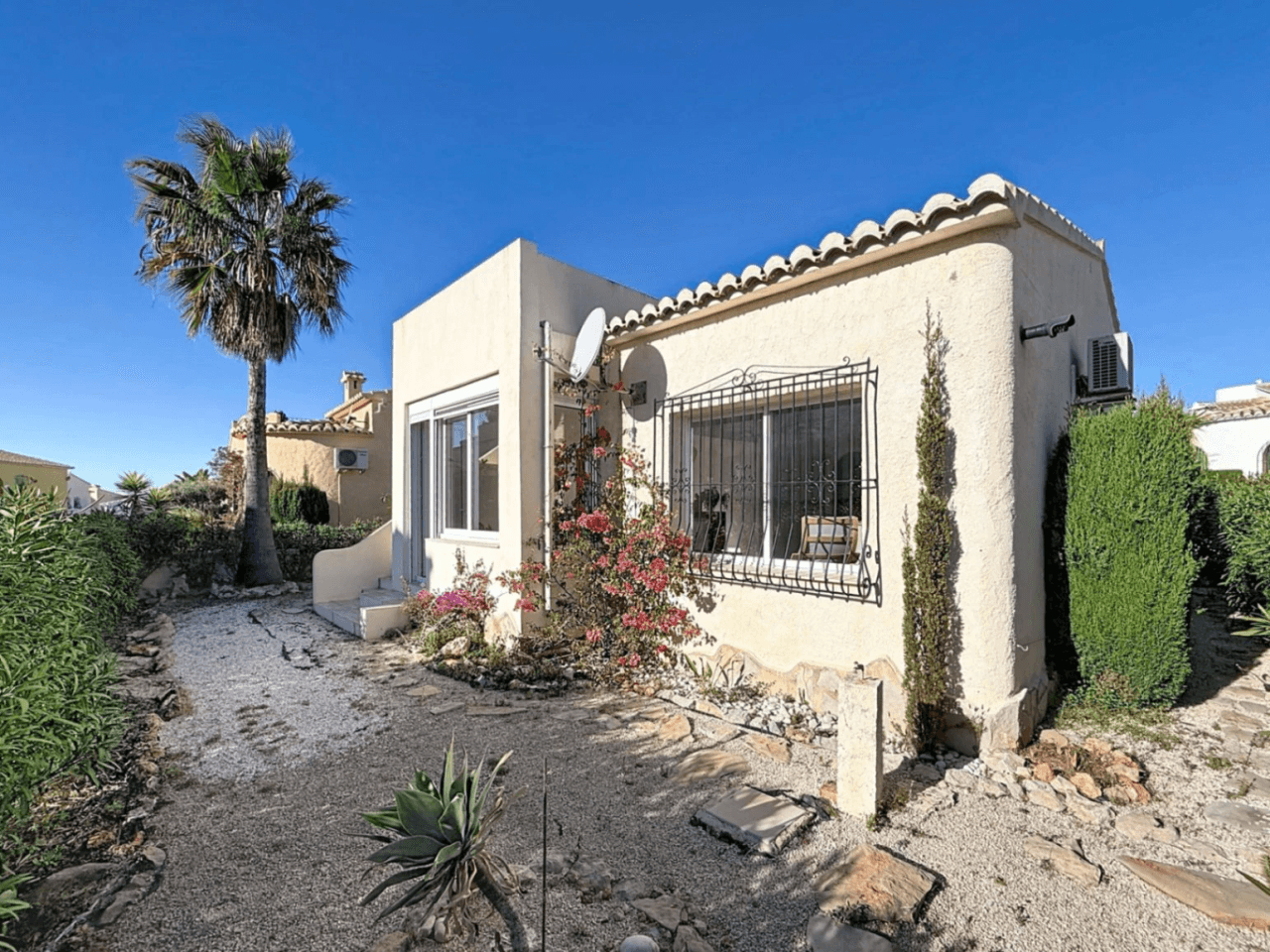 Villa Cumbre del Sol avec vue sur la mer et piscine communautaire.