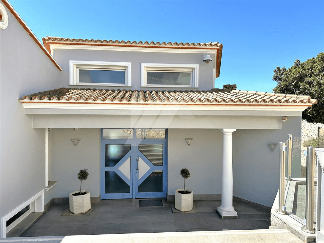 Villa con vistas panorámicas al mar en venta en Moraira, Costa Blanca.