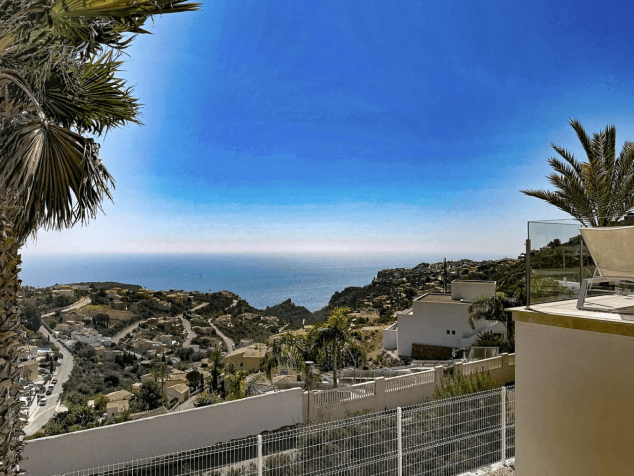 Villa moderne Cumbre del Sol avec vue panoramique sur la mer.
