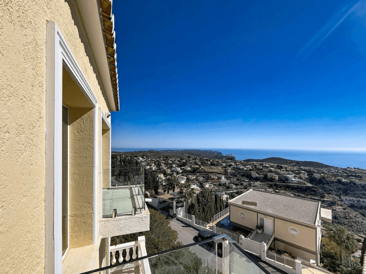 Villa rénovée de Cumbre del Sol avec des vues spectaculaires sur la mer.