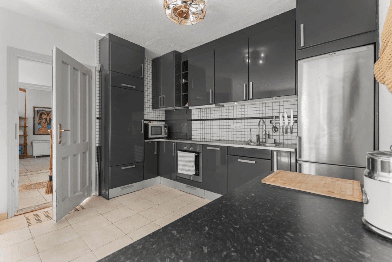 Apartamento de 3 dormitorios en venta con piscina y jardín.