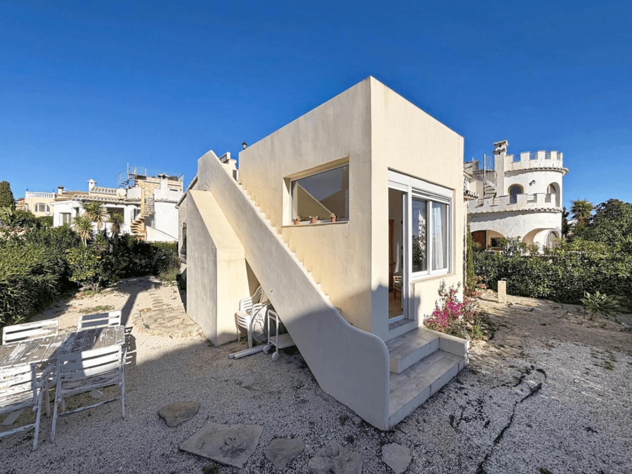 Villa Cumbre del Sol avec vue sur la mer et piscine communautaire.