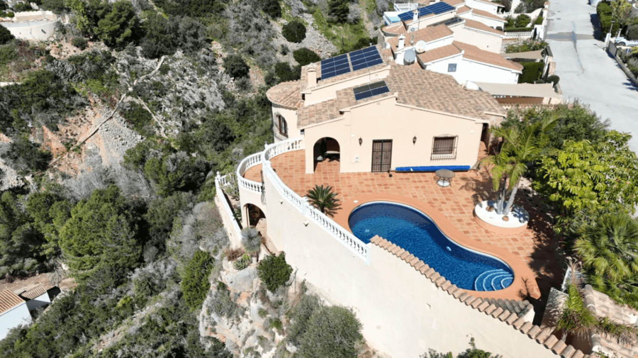 Villa Cumbre del Sol avec des vues spectaculaires sur la mer et les falaises.