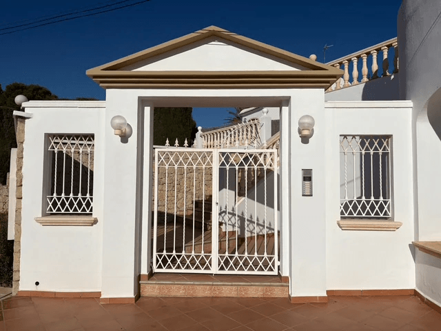 Apartamento en primera línea con vista al mar en venta en Platgetes, Moraira