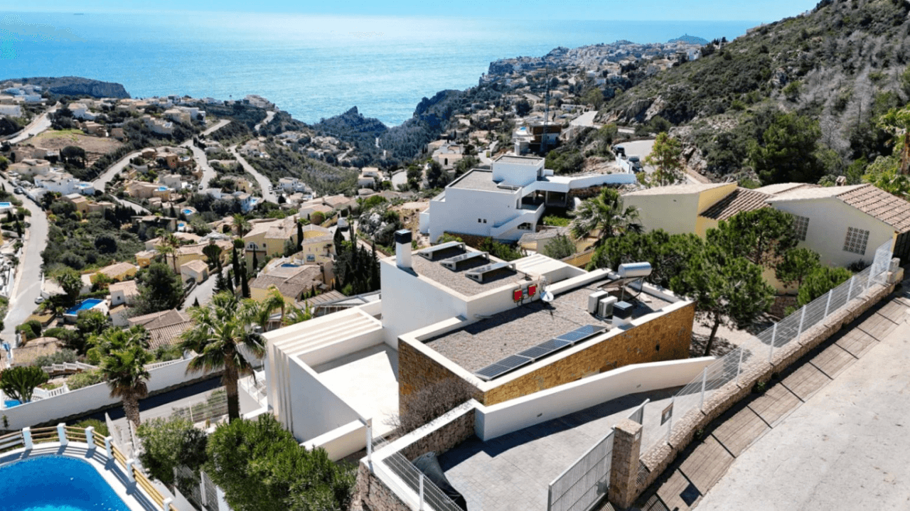 Villa moderne Cumbre del Sol avec vue panoramique sur la mer.