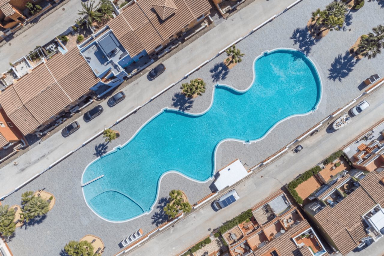 Apartamento de 3 dormitorios en venta con piscina y jardín.