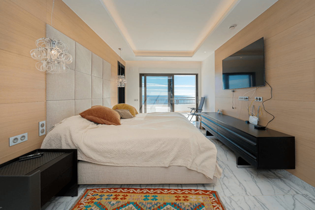 Villa de lujo en segunda línea a la venta en Moraira, con vistas al mar.