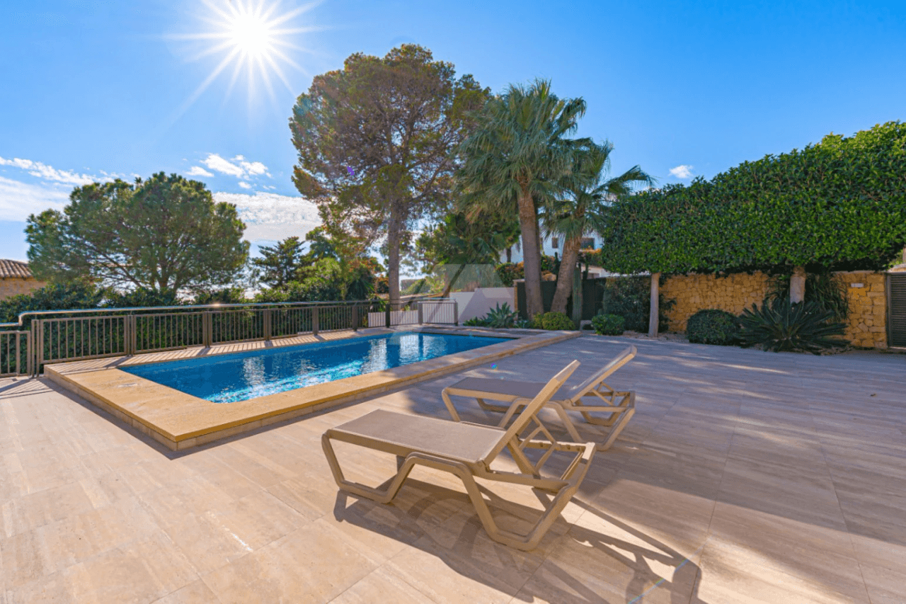 Villa de lujo en segunda línea a la venta en Moraira, con vistas al mar.