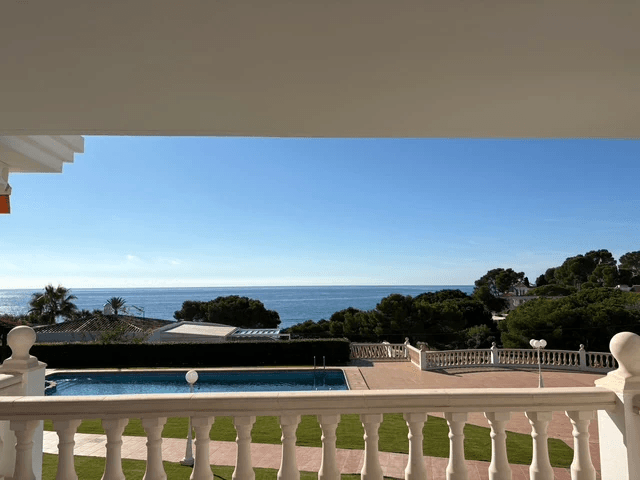 Apartamento en primera línea con vista al mar en venta en Platgetes, Moraira