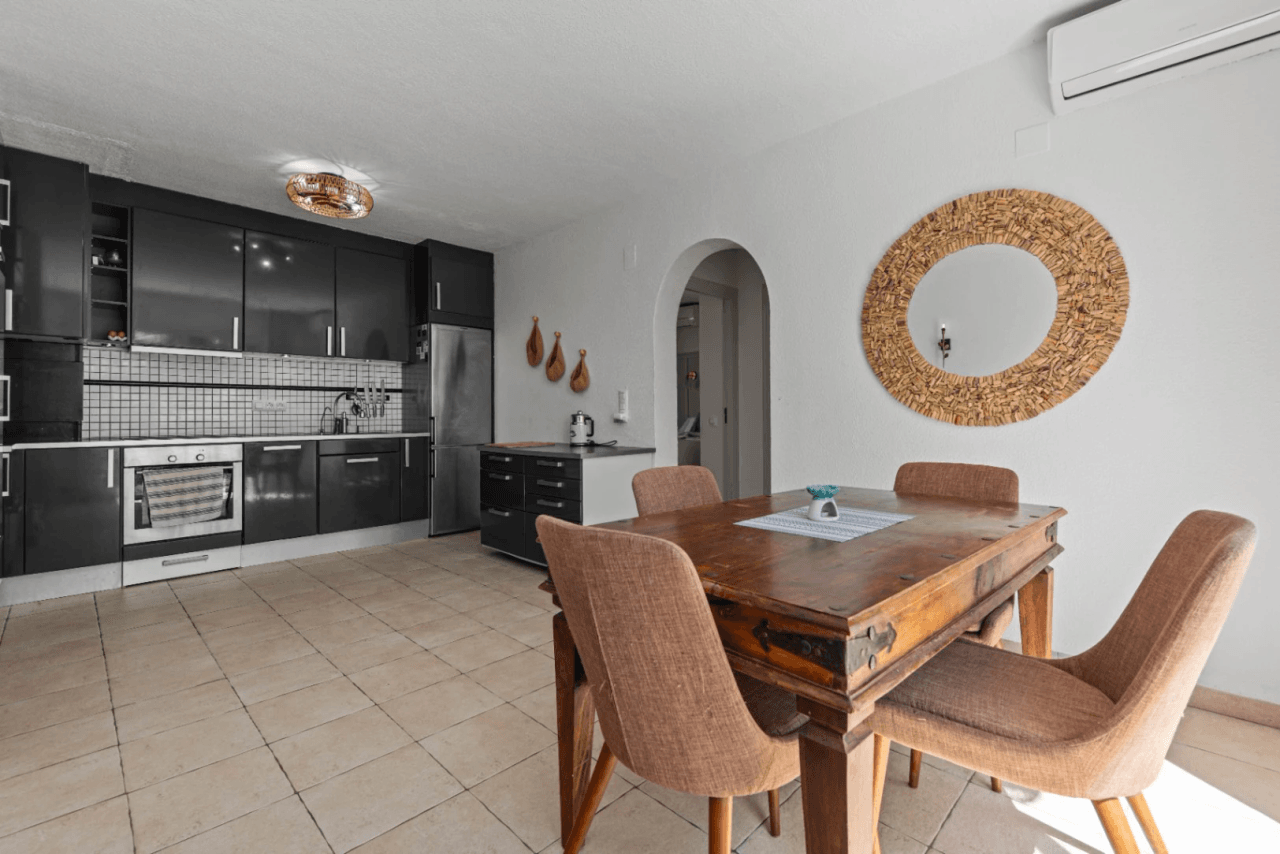 Apartamento de 3 dormitorios en venta con piscina y jardín.