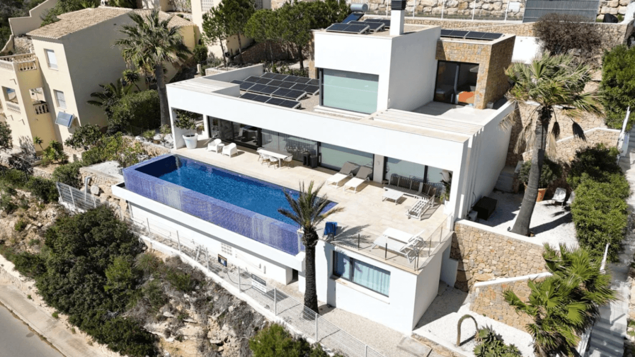 Villa moderne Cumbre del Sol avec vue panoramique sur la mer.