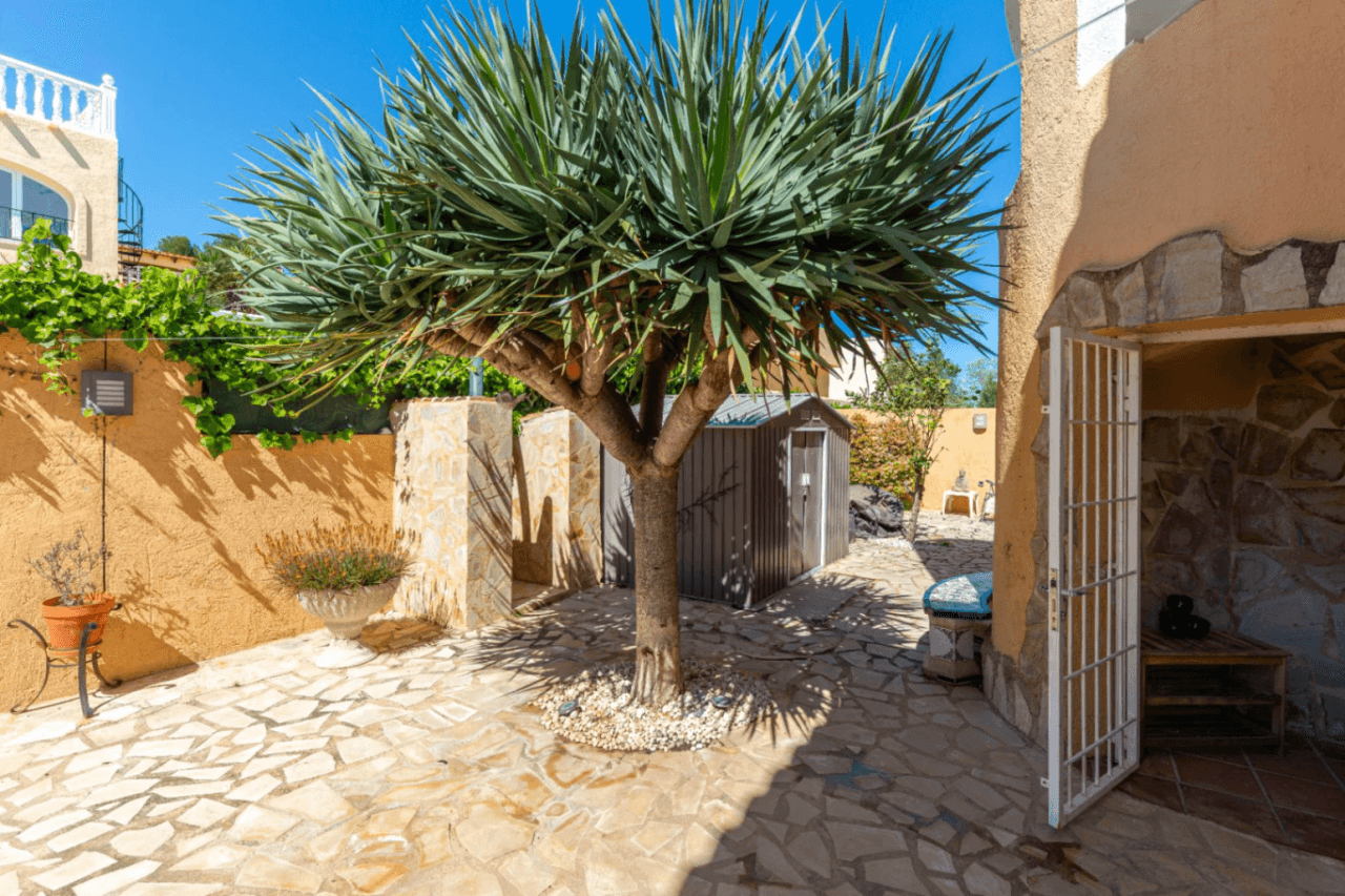 Apartamento de 3 dormitorios en venta con piscina y jardín.