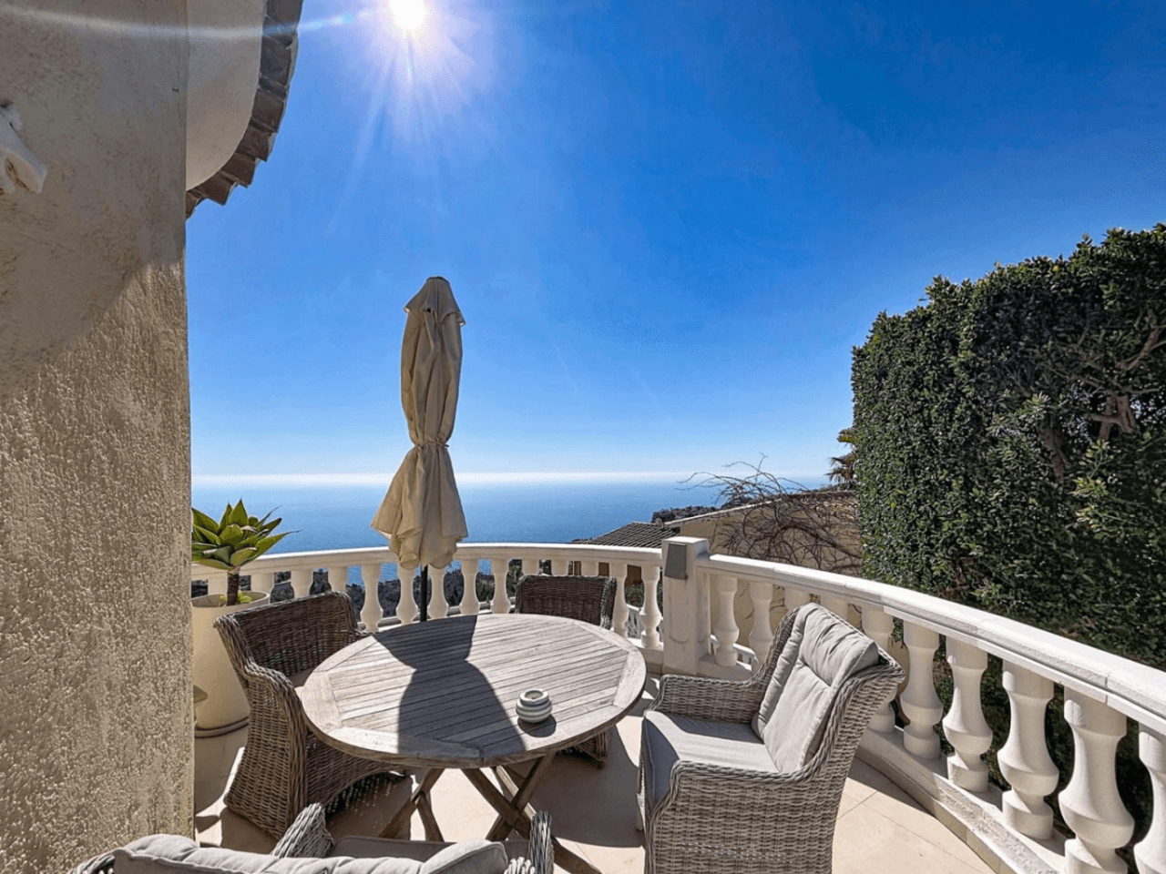 Villa rénovée de Cumbre del Sol avec des vues spectaculaires sur la mer.