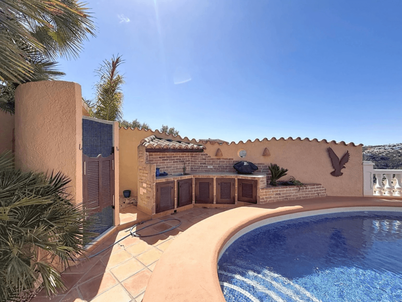 Villa Cumbre del Sol avec des vues spectaculaires sur la mer et les falaises.
