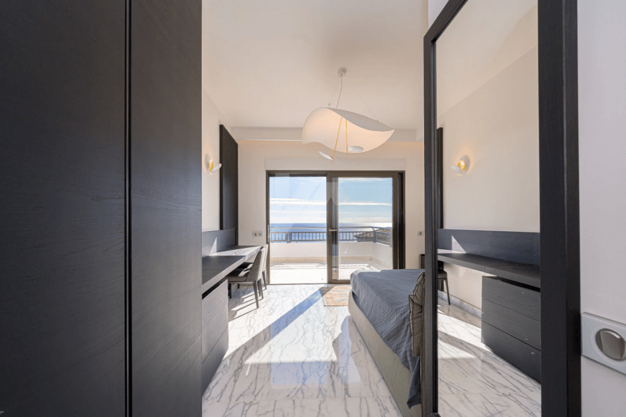 Villa de lujo en segunda línea a la venta en Moraira, con vistas al mar.