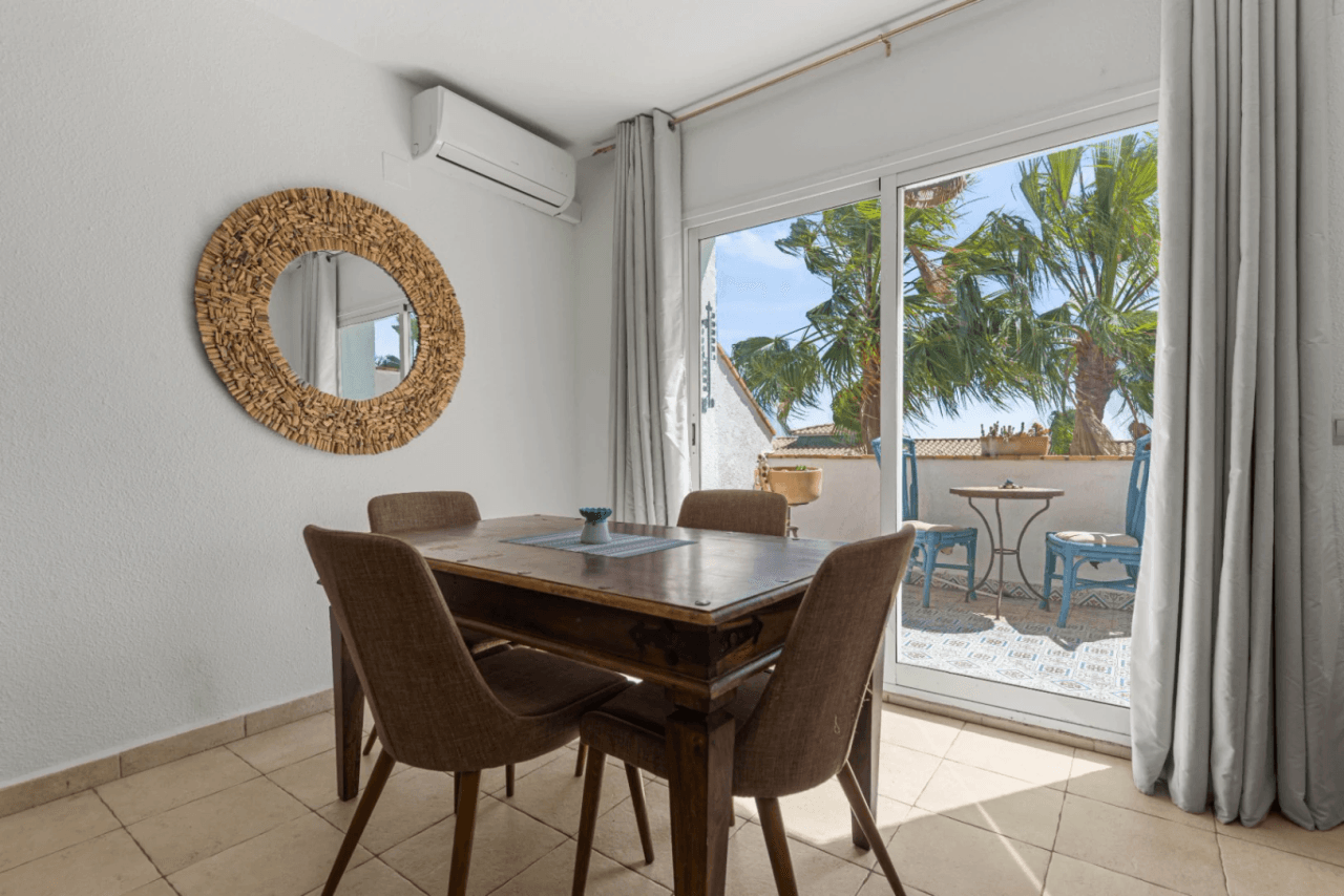 Apartamento de 3 dormitorios en venta con piscina y jardín.
