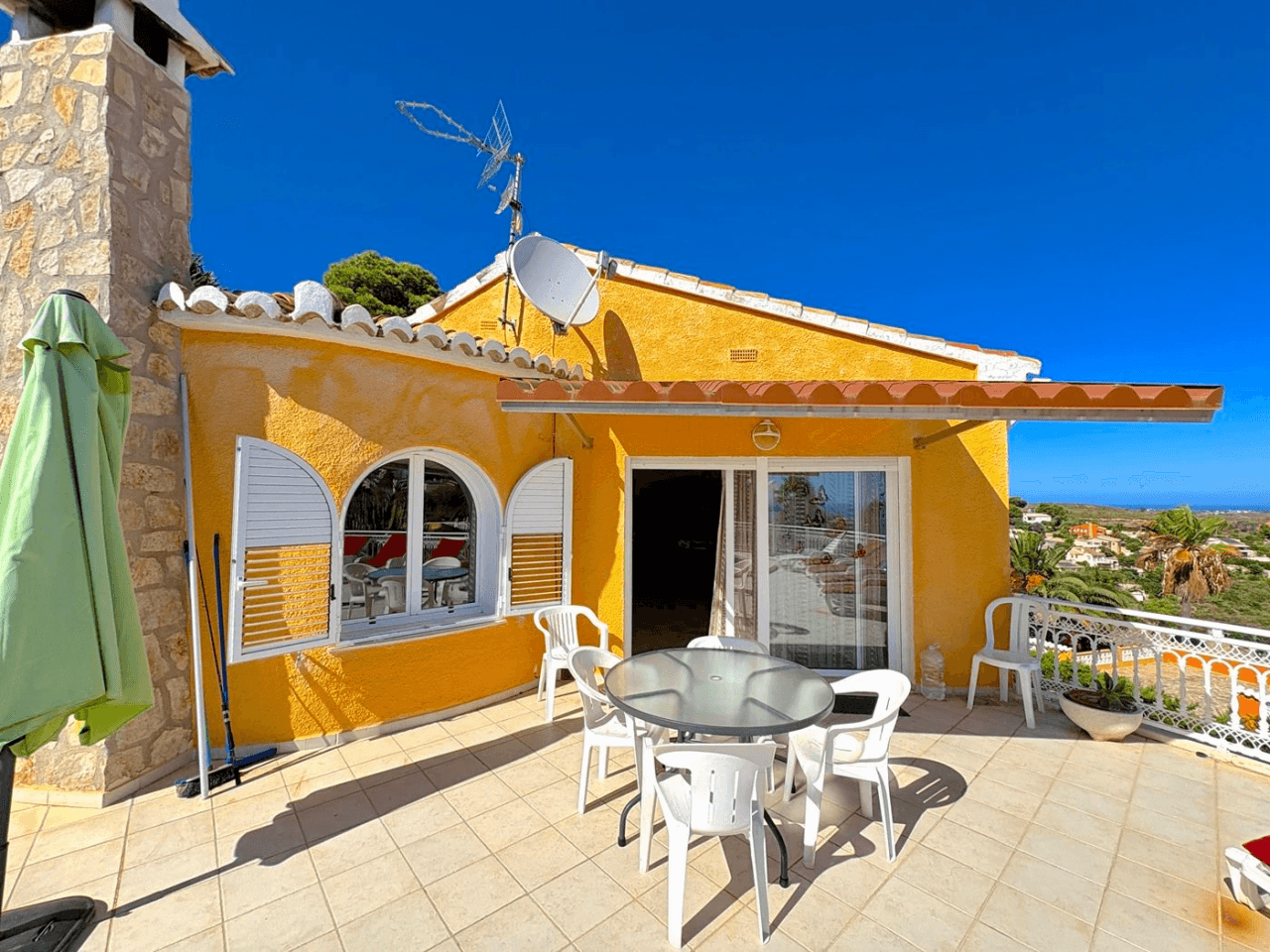 Villa Cumbre del Sol avec vue sur la mer et piscine privée.