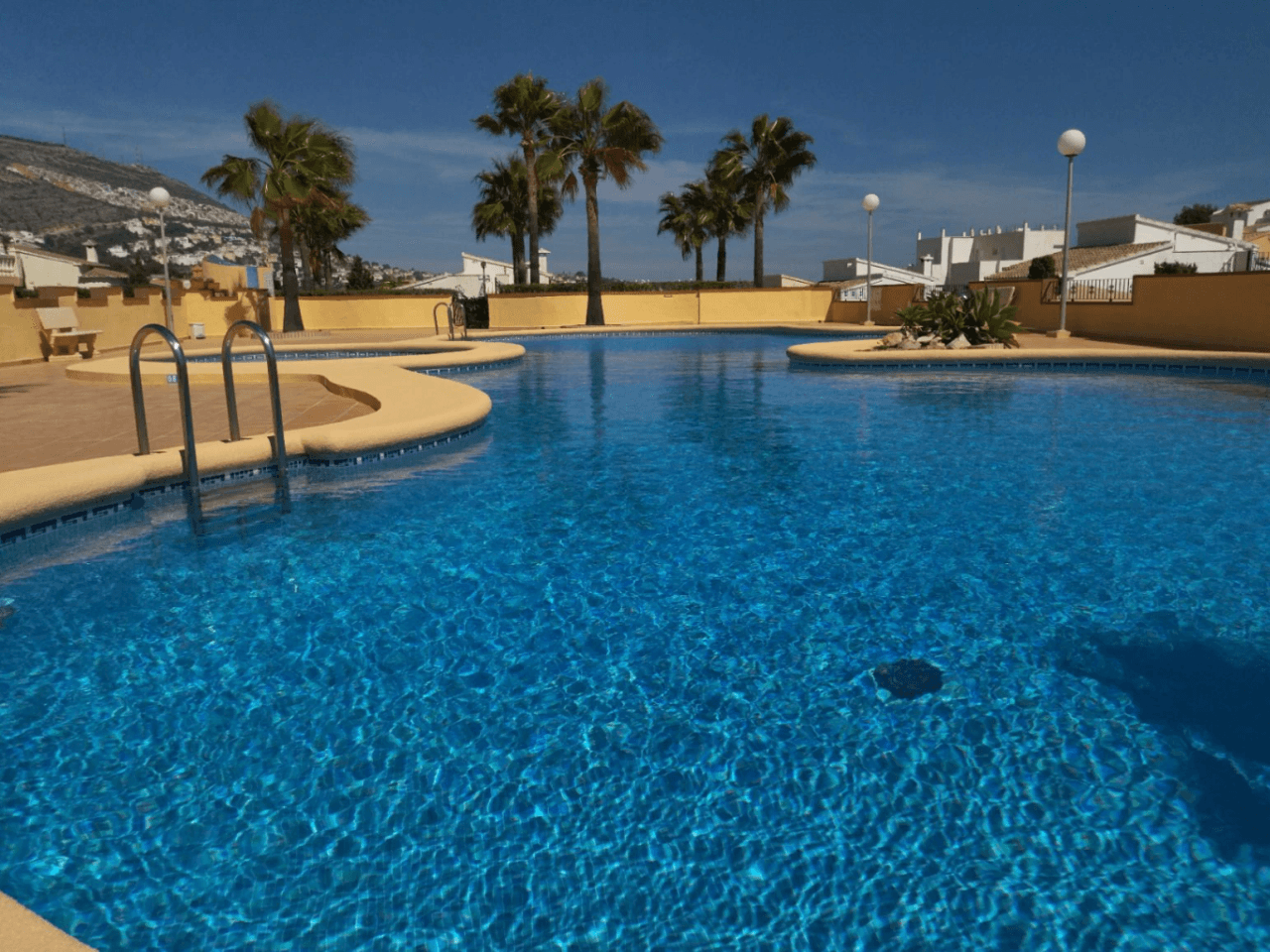 Villa Cumbre del Sol avec vue sur la mer et piscine communautaire.