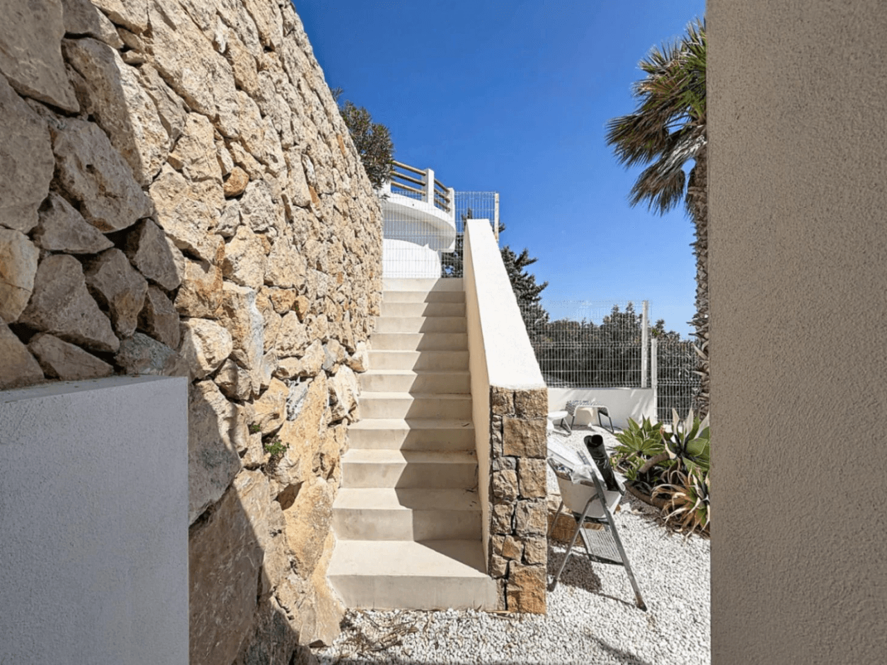 Villa moderne Cumbre del Sol avec vue panoramique sur la mer.