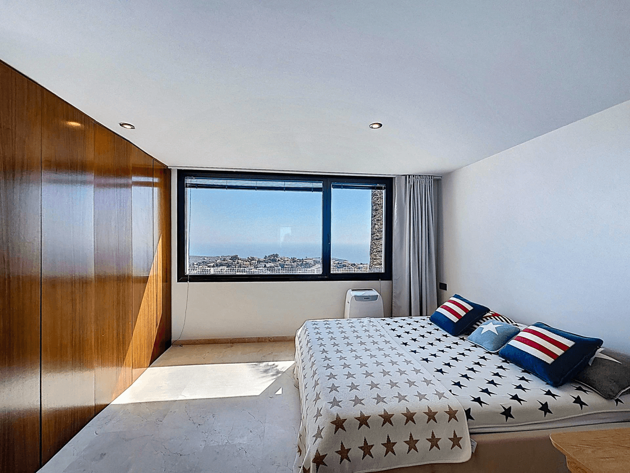 Villa moderne Cumbre del Sol avec vue panoramique sur la mer.